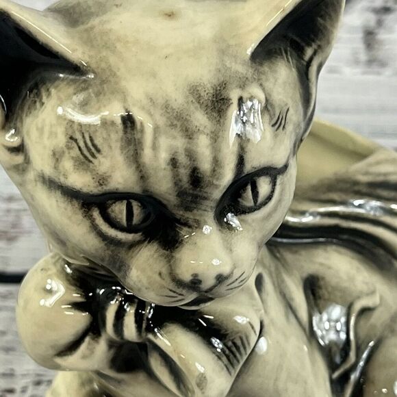 Vintage McCoy Black & Grey Cat With Ball Of Yarn Figurine Vase Planter #3026 - Picture 4 of 13